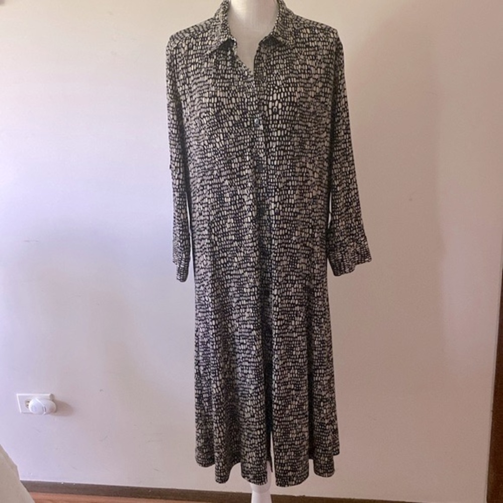 Chico's woman's leopard black / tan
V neck collared button closure pull tab sl